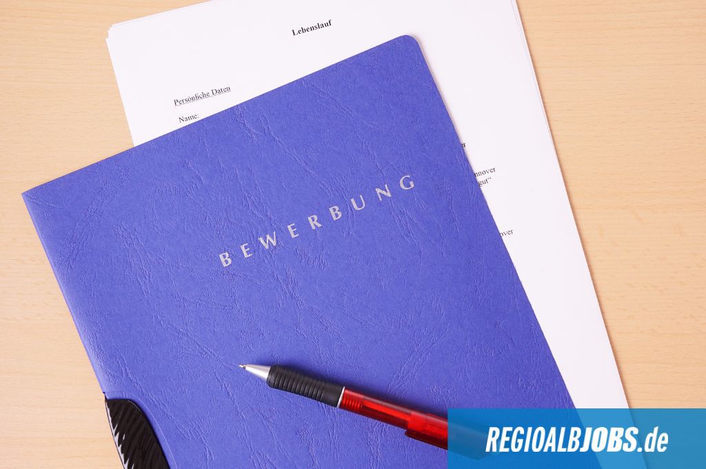 Der Lebenslauf ist der Kern einer Bewerbung. An ihm können die Experten aus den Human Resources nicht nur den Werdegang eines Bewerbers, sondern idealerweise auch seine Spezialisierungen und persönlichen Stärken ablesen. Aber was gehört noch dazu?